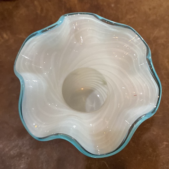 Vintage FENTON Handpainted Roses White Swirl Glass 6" Vase Blue Ruffled Top - Picture 4 of 7